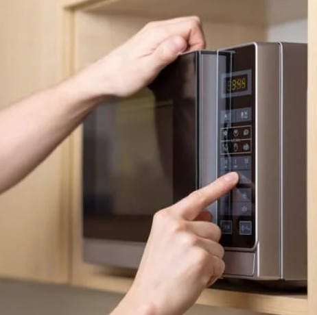 ¿Se puede utilizar el microondas para cocinar o calentar la comida del bebé?