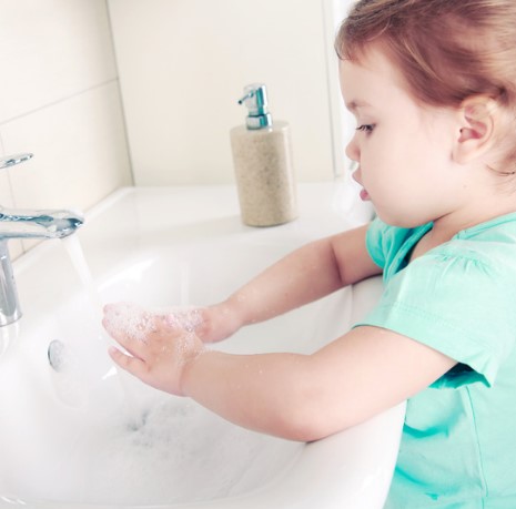Cómo enseñar hábitos de higiene personal a tu hijo