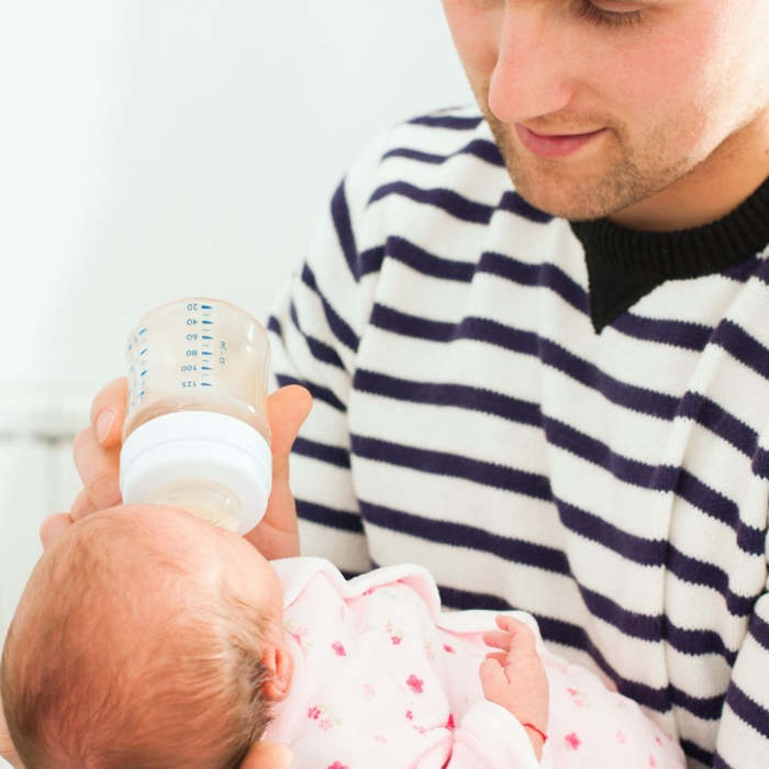 ¿Cómo pueden los padres participar en la lactancia?