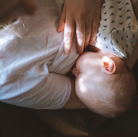 Cómo interrumpir la succión del bebé en la lactancia materna