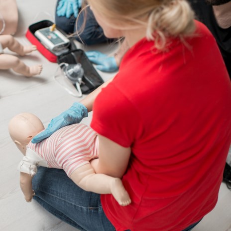 primeros auxilios en bebés y niños, reanimación cardiopulmonar, Atragantamientos en Lactantes, Maniobra de Heimlich