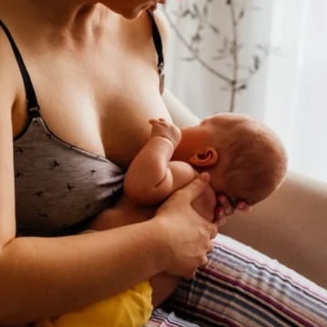 ¿Por qué mi bebé se retuerce durante la lactancia?