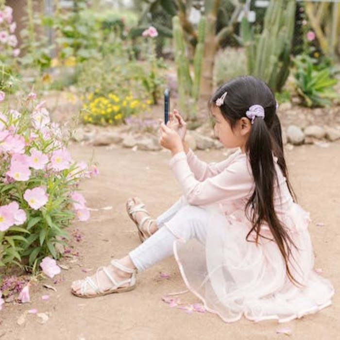 niña senta en un jardin, sindrome de asperger