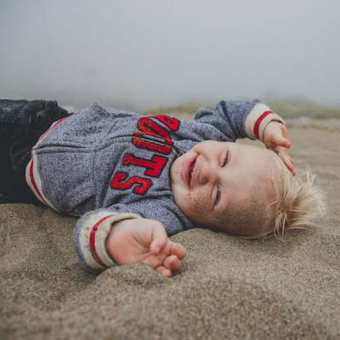 Niño Acostado En La Arena, síndrome de West, espasmos infantiles