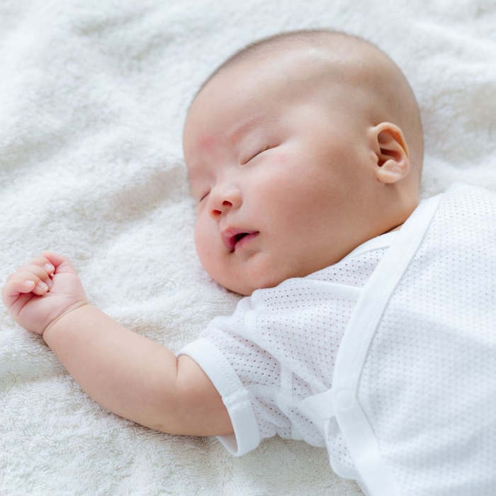 El bebé regurgita o vomita mientras duerme ¿Qué hacer?