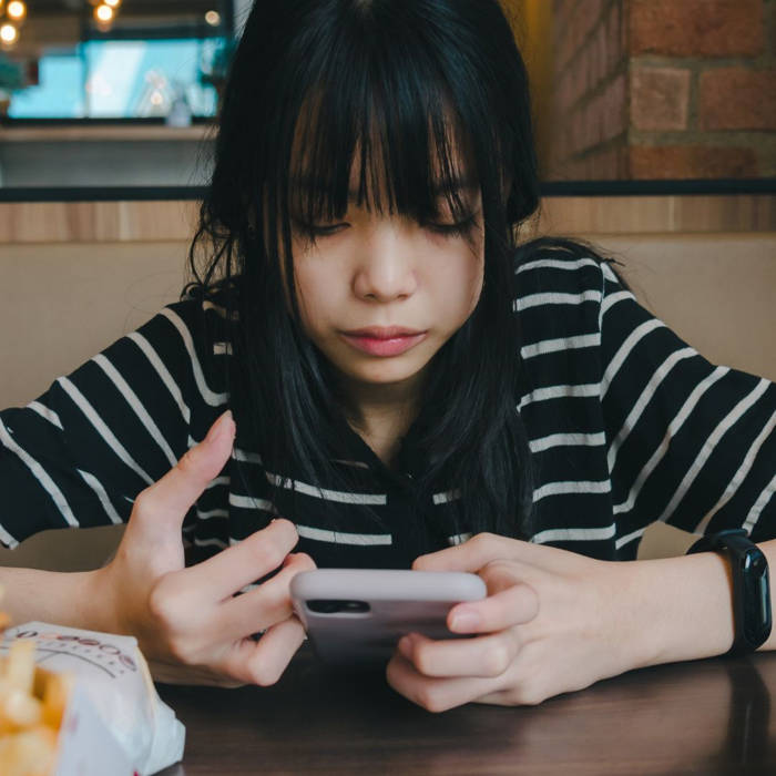 Adolescente usando el móvil con redes sociales