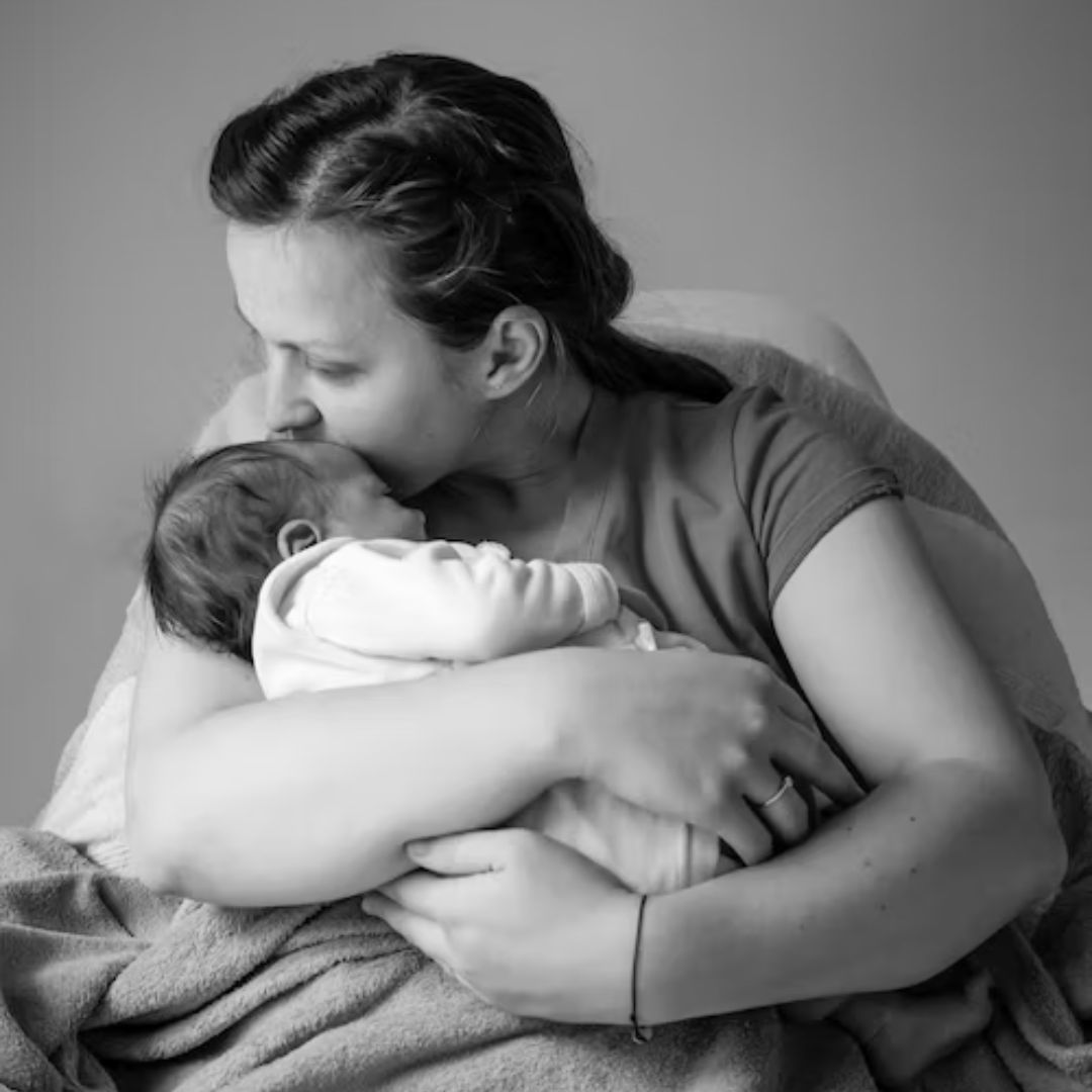 Bebé en brazos, apego, contacto físico, desarrollo infantil, necesidades del bebé., crianza