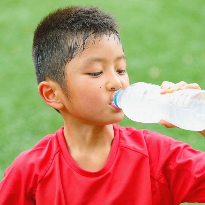 Cómo prevenir el golpe de calor en niños este verano niño hidratándose para prevenir el golpe de calor en verano