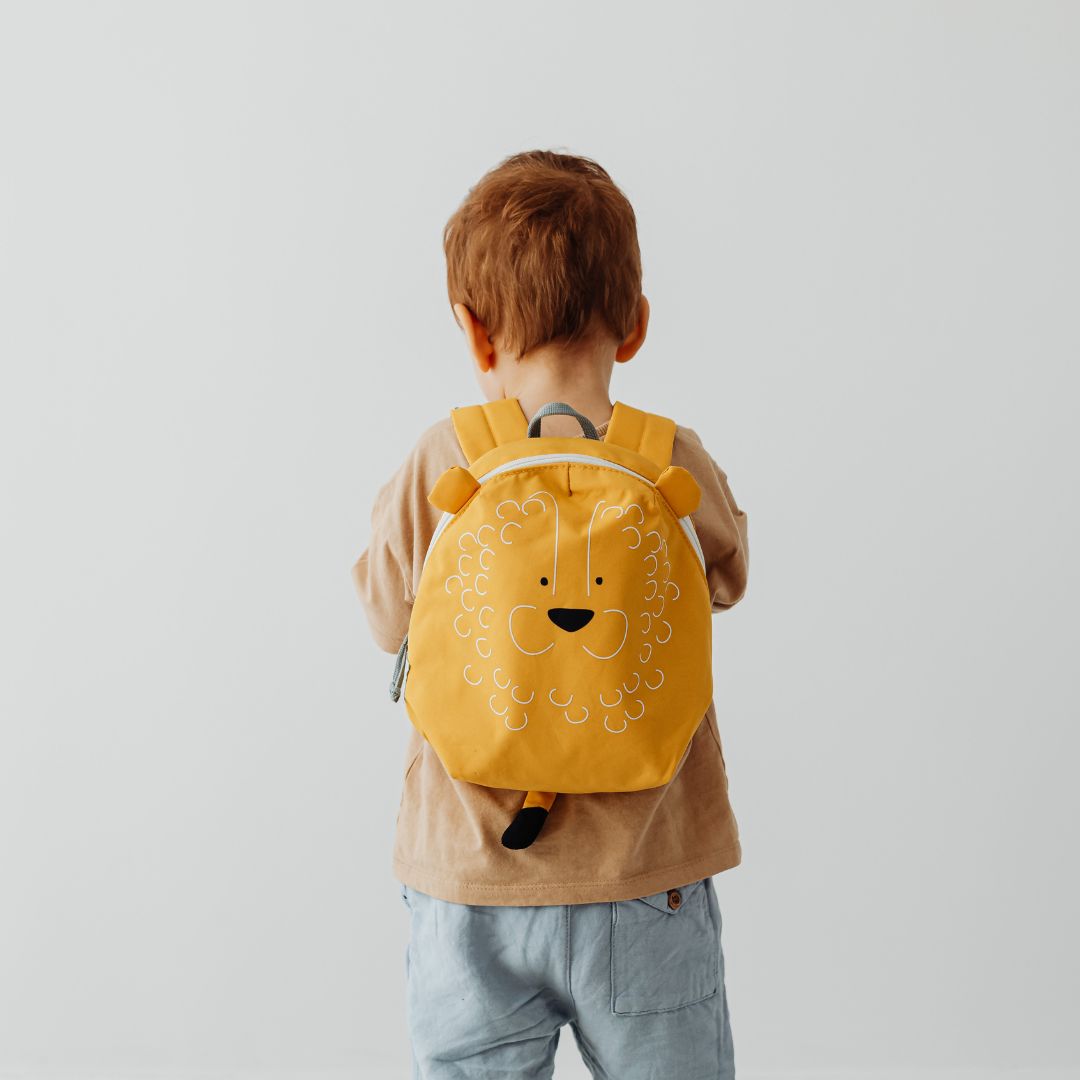 Niño con mochila para la vuelta al cole
